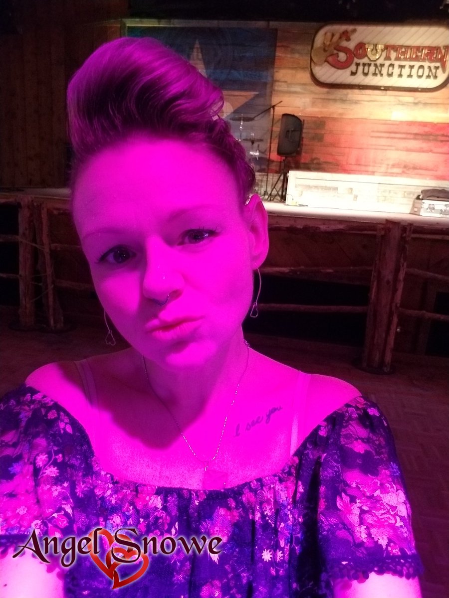 Angel_Snowe's tweet photo. This lil country girl needed a break. So it's a night of dancing, shots, & beer. And lil naughty fun later bwahaha! #WhiskeyGirl #BeerNeverBrokeMyHeart #SouthernJunction #CamGirl #NaughtyWife #phonesex #bdsm #NiteFlirt @NiteFlirt @NiteFlirtWorld @FiveStarFlirts @PhoneSexOper8tr https://t.co/jyE2SHrikq