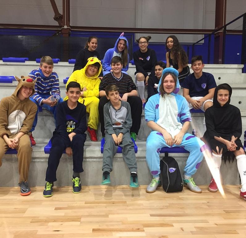 Les noies i els nois de l’infantil mixte han gaudit d’un entrenament força divertit amb disfresses incloses.