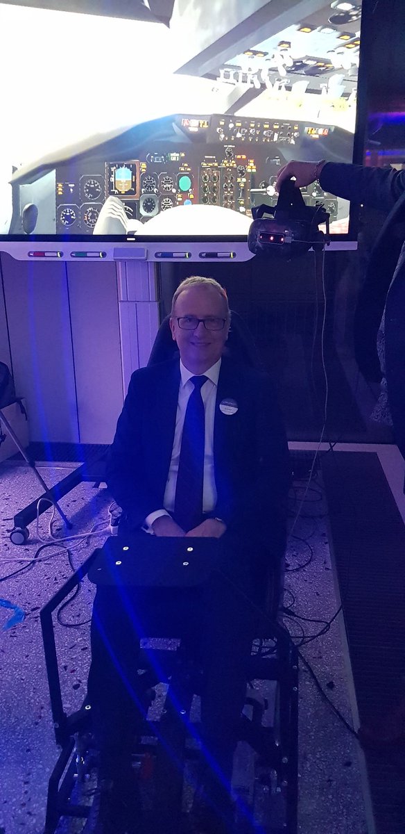 MichaelSchyns's tweet photo. Toujours plus haut avec #digitalwallonia !
A. Blavier, représentant le Ministre @PYJeholet, pilote le Boeing 737 de @ASLAirlinesB ... créé en réalité virtuelle au @HECLiege Digital Lab.  Decollage tout en douceur...  @unpeudeblabla https://t.co/tE0Uaes34n
