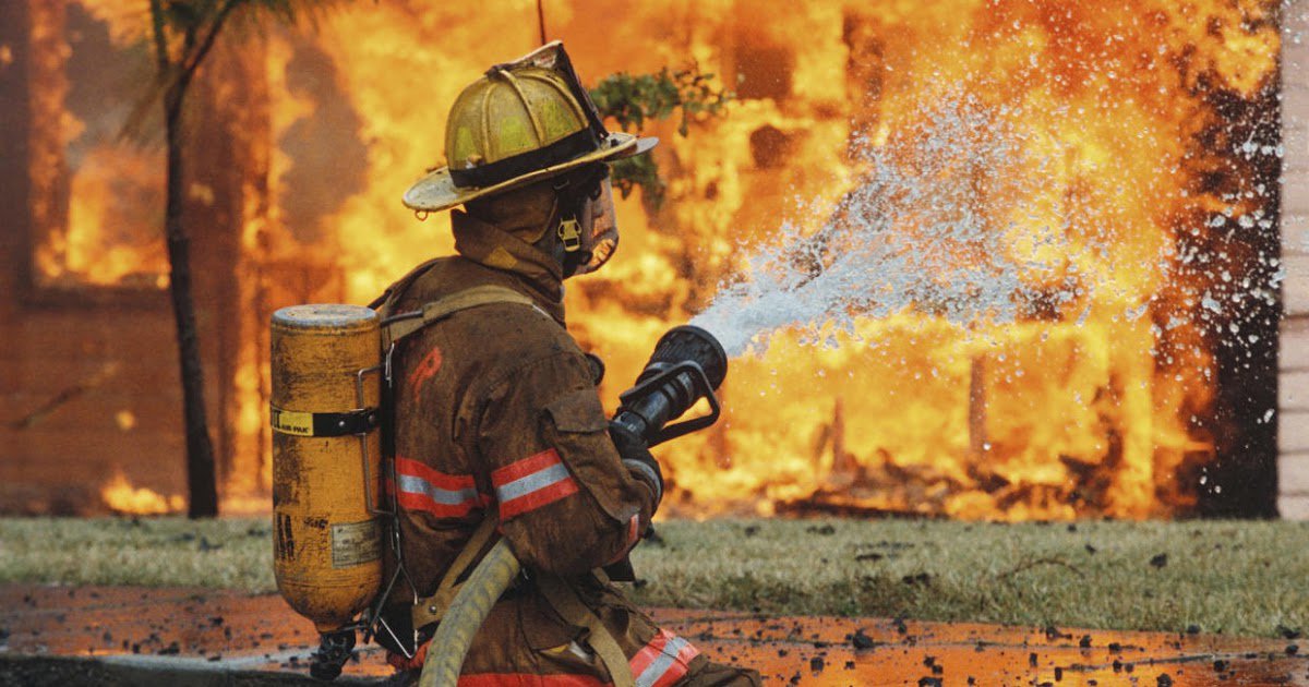 QueSignificaSC's tweet image. Que significa soñar con un incendio: Soñar con un incendio o soñar que se incendia suele presentarse con frecuencia. Para conocer el significado de este sueño es necesario conocer la forma exacta en la que se desarrolla. Y ya que para este tipo de sueño… dlvr.it/Qzwnpk