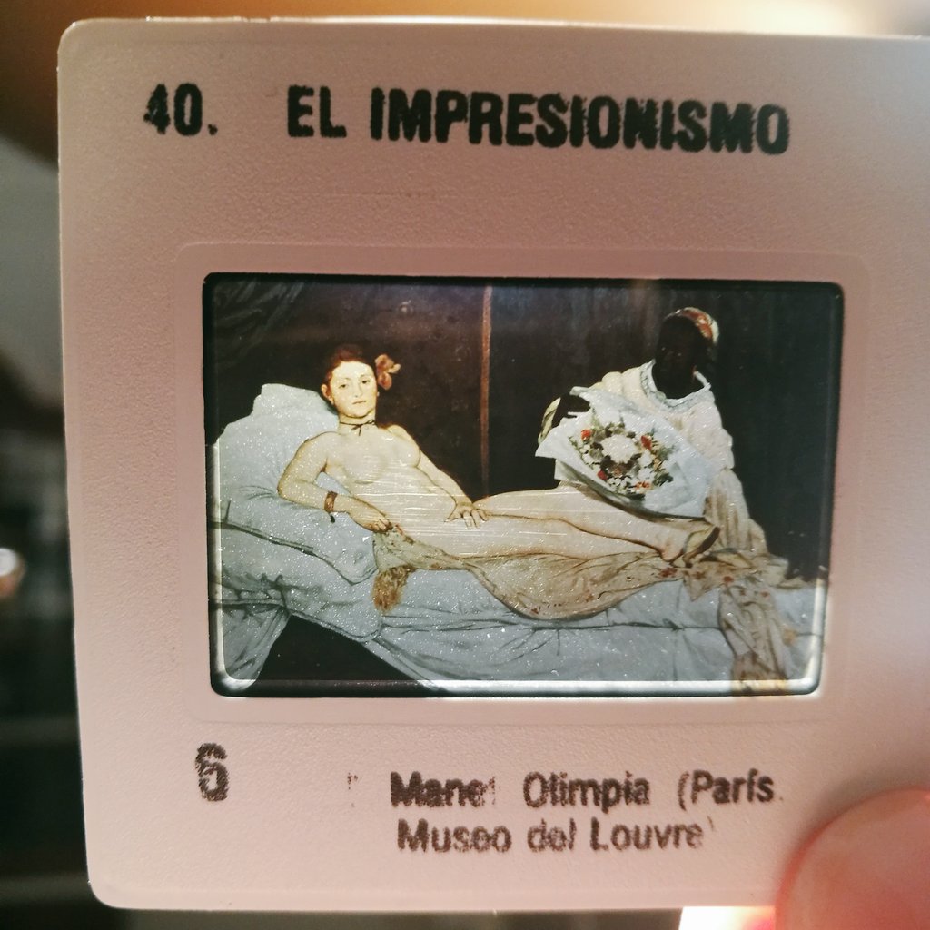 Anita_Woolf's tweet image. Mi padre me ha regalado la colección de diapositivas que utilizaba en sus clases. 40 años dedicados a la enseñanza. Para mí son un objeto asombroso, casi místico, la liturgia de apagar la luz, el sonido del proyector, la voz de mi padre y la magia de las imágenes brotando...