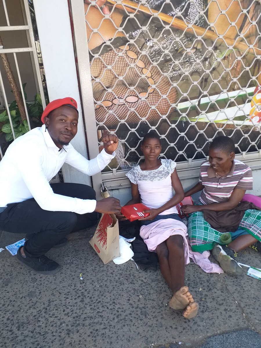 iam_steebow's tweet photo. Giving is an opportunity to reshape our destiny, God does not honour the hand that receives But the hand that gives.. ❤️❤️❤️
@EFFSouthAfrica recognizes the strugle of the homeless individuals @Julius_S_Malema 

#EFFRedFriday https://t.co/dPN8AmblGL