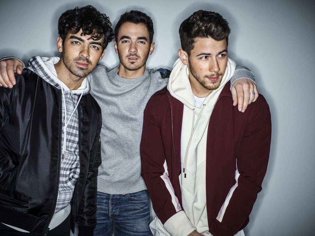 jbrosnews's tweet photo. 📸 New promotional photos of the #JonasBrothers! 💥 https://t.co/KxPPTcc1hV
