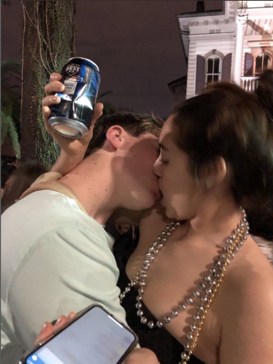 mgmakeouts's tweet photo. Bottoms up https://t.co/MajvTl2Dph
