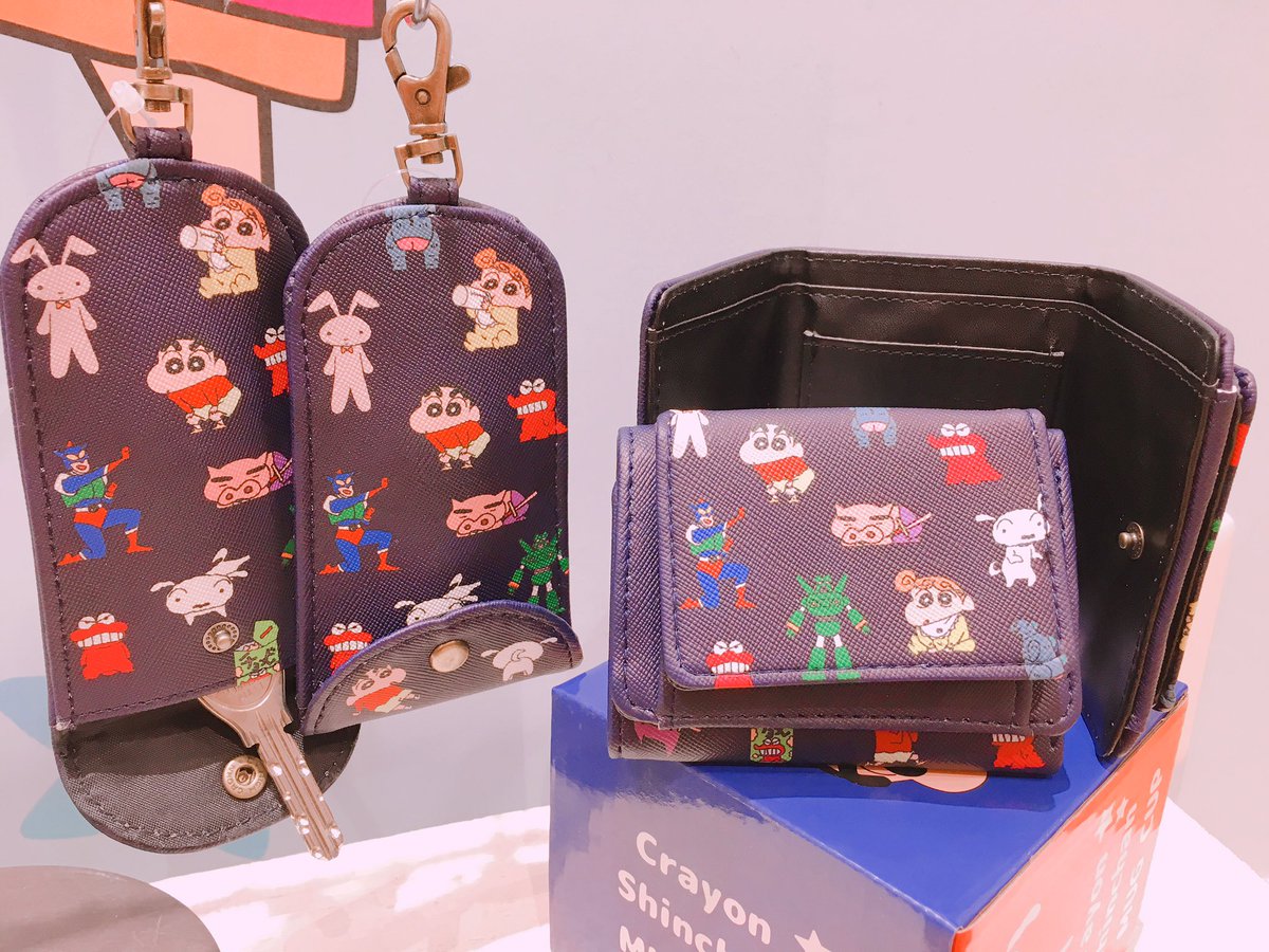 公式 クレヨンしんちゃんオフィシャルショップ アクションデパート仙台店 على تويتر 今日も明るくオープンしております 三つ折り財布と キーケースが入荷致しました お揃いで持つのがオススメです 散りばめられたキャラクター達が可愛いですね 三つ折り