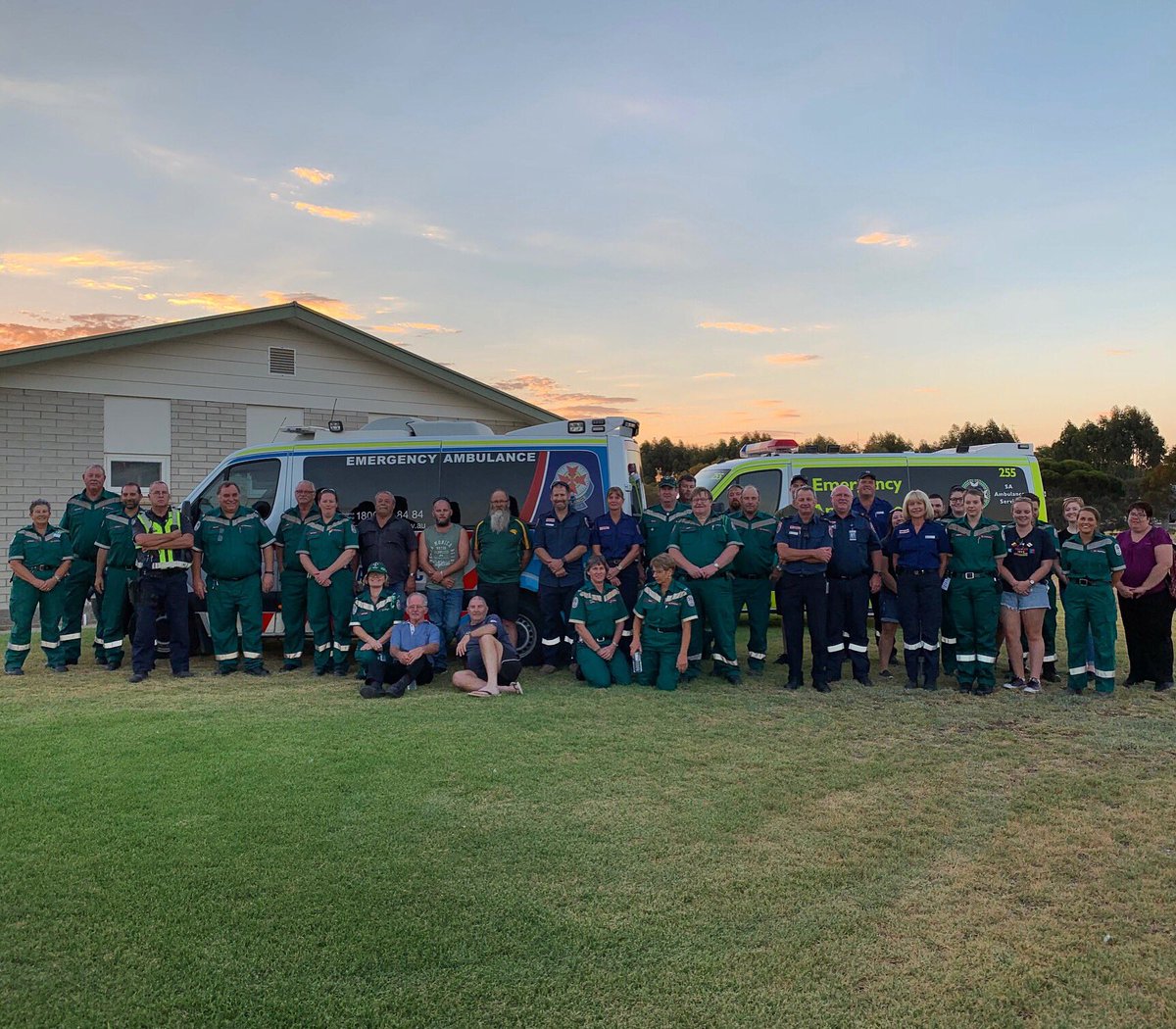 SA_Ambulance's tweet image. Our #Pinnaroo #SAASVollies work closely w services like @SAPoliceNews, @CFSAlerts, @AmbulanceVic &amp;amp; @VictoriaPolice. Here they are at a recent training night. Thanks to VTL Rob for sharing the pic with us!
Have a top weekend everyone. In medical emergency, call Triple Zero (000).