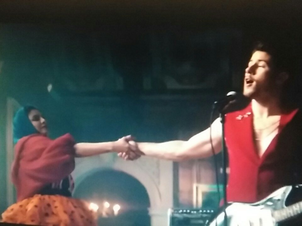 domiguita99's tweet photo. No entiendo a las chicas que critican a Priyanka Chopra por estar con Nick Jonas, onda son re lindos ambos LES HACE FALTA BISEXUALIDAD ahre https://t.co/pXmrn9Gg8i