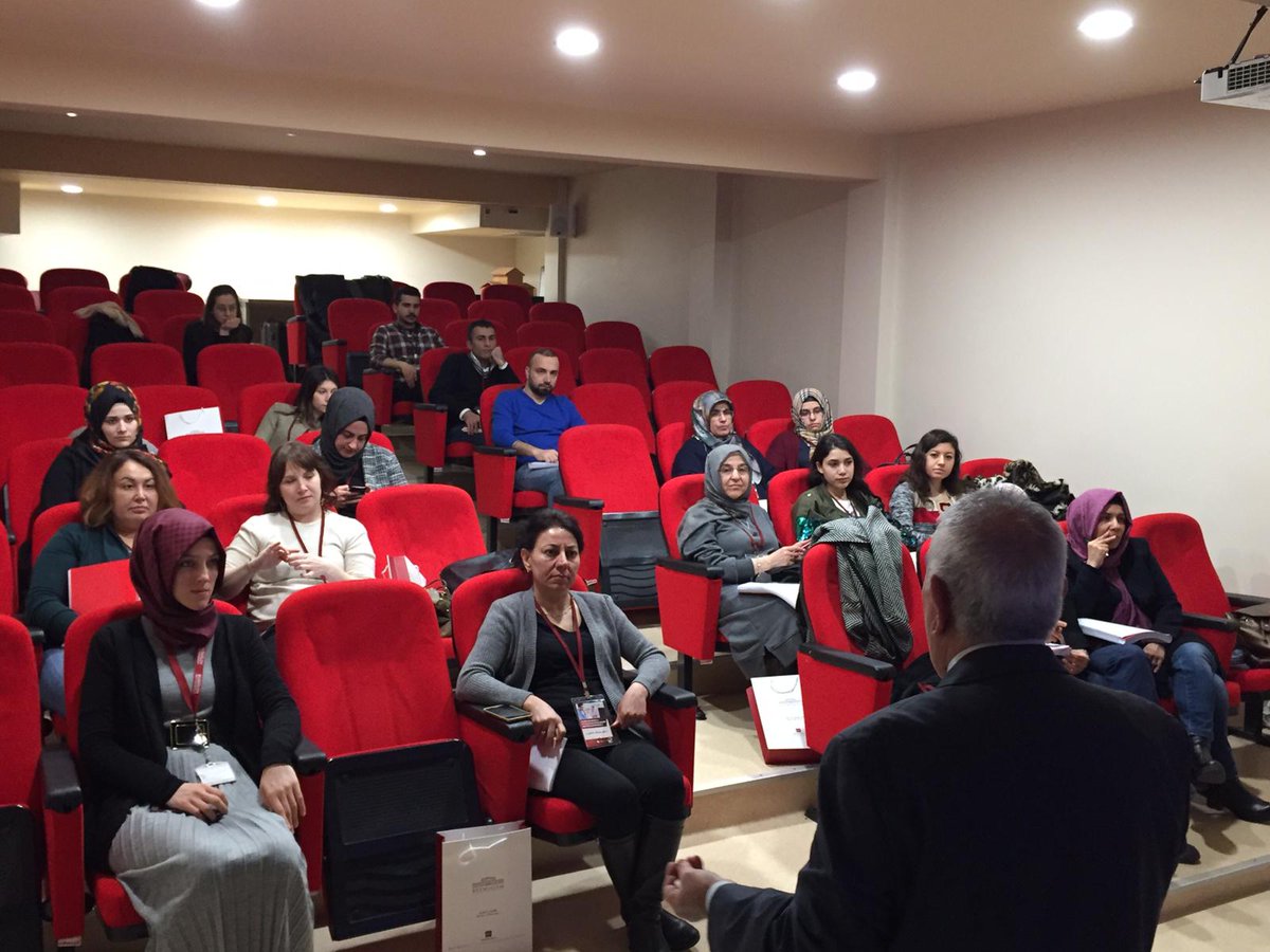 Klinik Eczacılık ve Iyi Eczacılık Uygulamaları Sertifika Programı açılış konuşmaları ardından başladı.