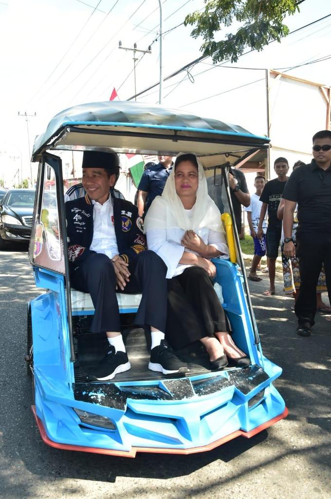 Naik bentor, becak bermotor, berdua dengan Ibu Negara pada siang yang terik di Kota Gorontalo.

Becak ini membawa kami ke kampus Universitas Muhammadiyah Gorontalo untuk meresmikan rusunawa asrama putri.

Selamat siang.