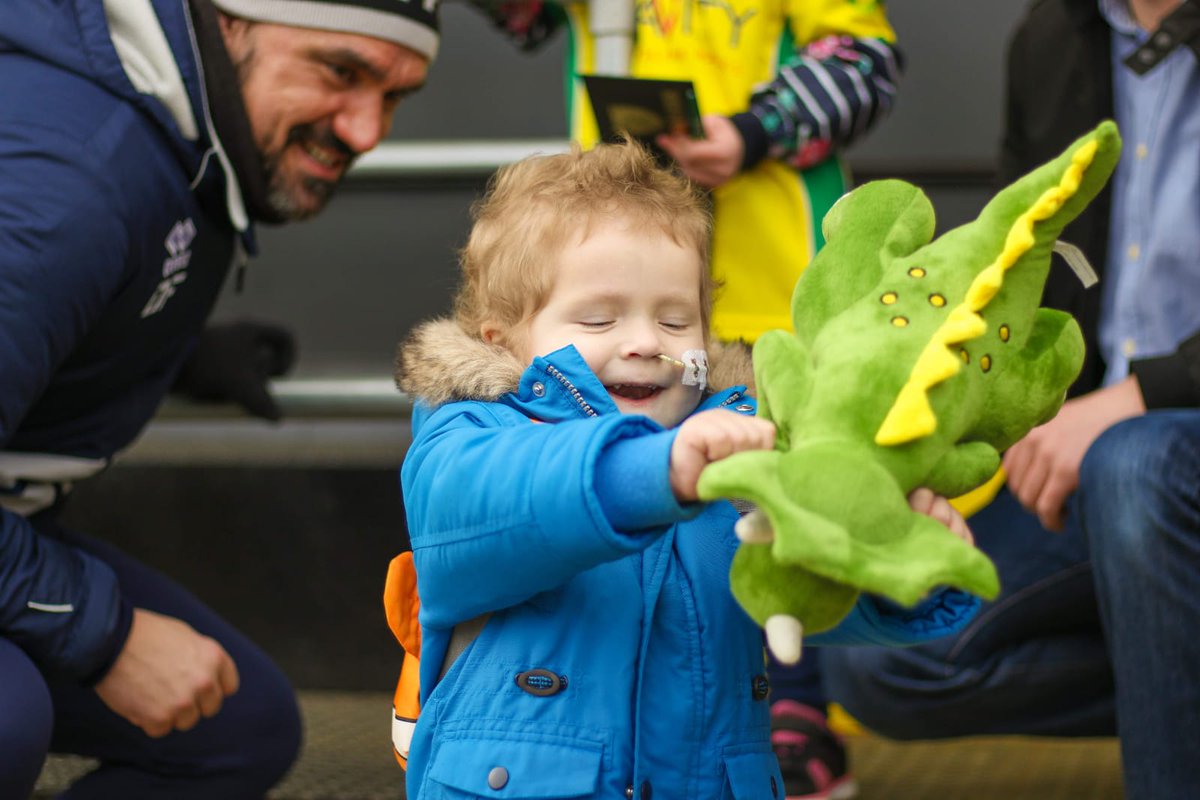We heard <a href="/NorwichCityFC/">Norwich City FC</a> manager #DanielFarke was excited to meet one of his heroes, our little Harry. Harry was happy to show him his dinosaur of course #harrysheroes <a href="/NorwichCityCSF/">Norwich City CSF</a> <a href="/SKC_Europe/">@SKC_Europe</a> 

Text HADE99 and your amount £1 - £10 to 70070.

justgiving.com/campaign/harry…