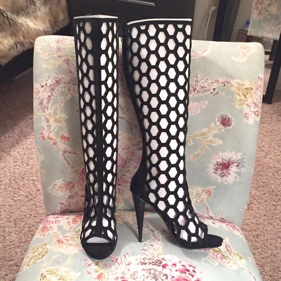 clharleman65's tweet photo. So good I had to share! Check out all the items I'm loving on @Poshmarkapp #poshmark #fashion #style #shopmycloset #hivehoney #sweeties #missguided: https://t.co/B0JEKQ94dq https://t.co/sZ8D6NITuW