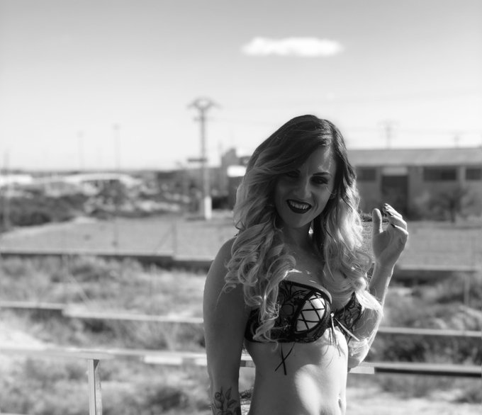 &laquo;&nbsp;Accroche un sourire a ton visage, &ccedil;a lui donne du charme&nbsp;&raquo; 📸  @AndreaDjoly @NinosPaoli @FBukkake @PaulineCooperX