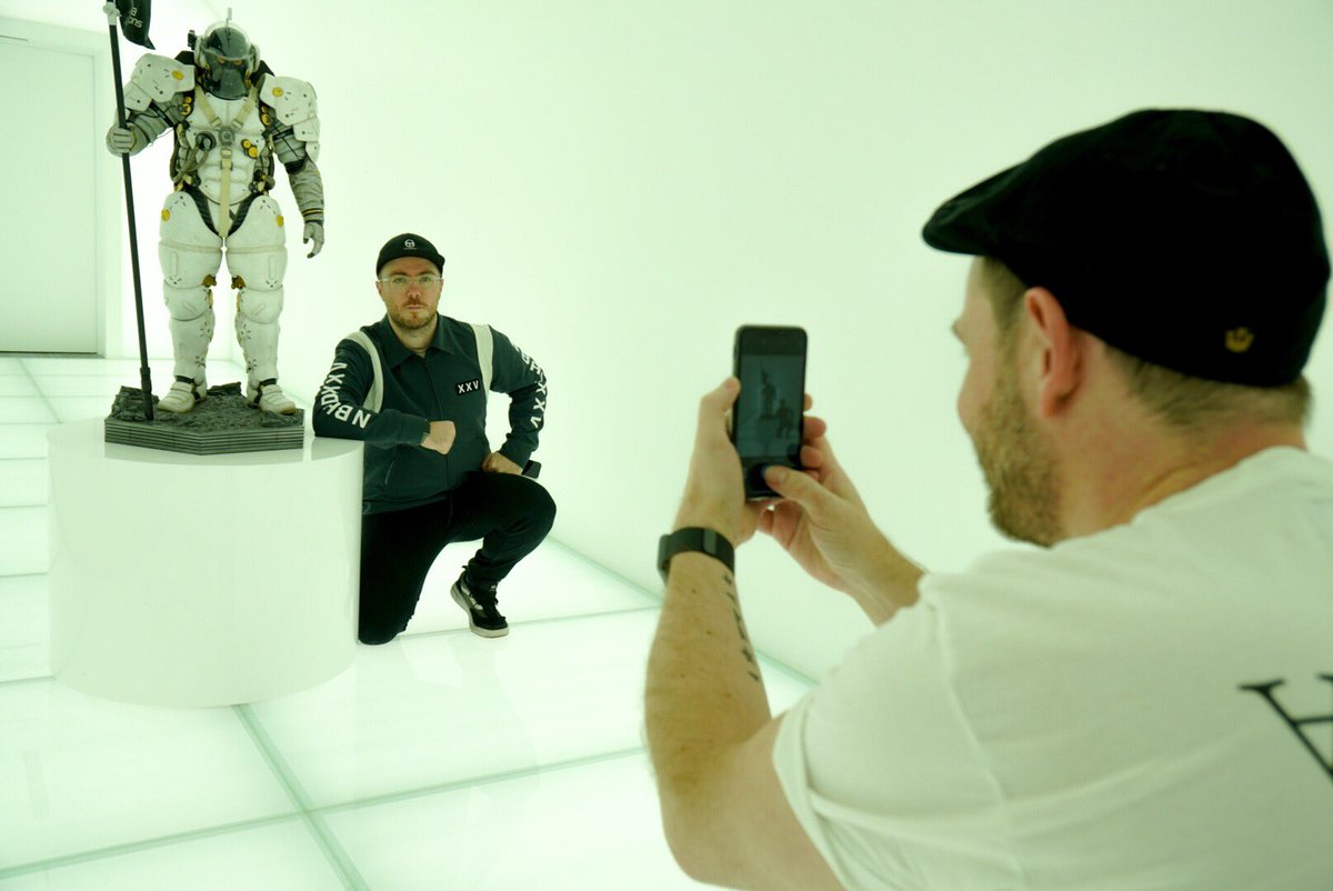 HIDEO_KOJIMA_EN's tweet photo. Members of CHVRCHES (Lauren, Iain and Martin) has visited Kojima Productions.👍🌈🦀🐟☔️😍 https://t.co/eJfdETVyzu