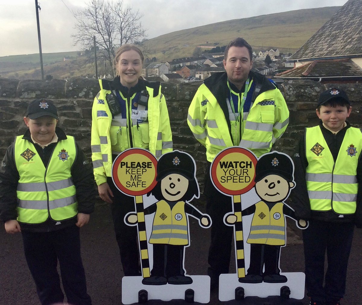 School_RdSafety's tweet photo. Friday’s safer #SchoolRun tips
#WalkToSchool Put your phone away and watch what your #children are doing. If you don’t, you might regret it
Hold their hands when you are #CrossingRoads
If you must drive #SlowDown #SpeedKills #KeepYourChildrenSafe #SaferSchools #Roadsafety https://t.co/D6glyNa4ZG
