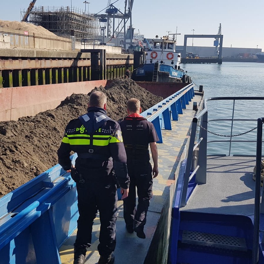 In de afgelopen dagen hebben we meerdere controles gehouden op schepen in de #binnenvaart Daarbij werden diverse overtredingen geconstateerd zoals bv te laag gekwalificeerde bemanning. ^djg #onzehaven #portofrotterdam #politie #rotterdam