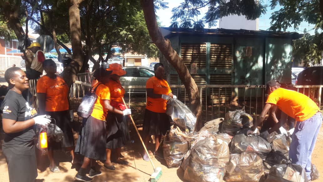 NetOneCellular's tweet photo. Clean Up In Progress
"Cleanliness is surely next to Godliness" @NetOneCellular feels proud to be a part of this noble initiative. #KeepZimClean
@ShereniDr @LazarusMuchenje @METHI_Zimbabwe https://t.co/Yoz5yrao8i