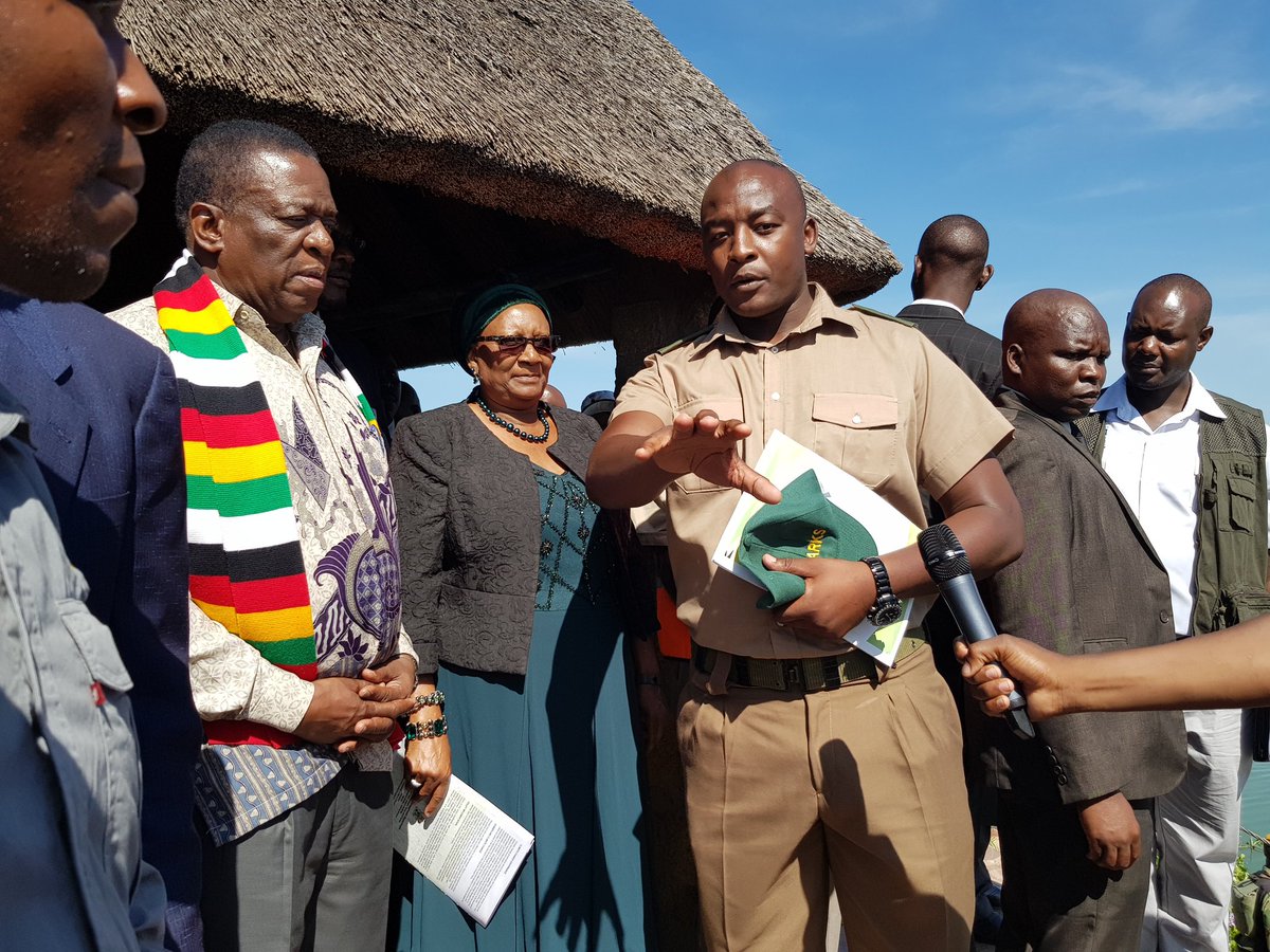 ZtaUpdates's tweet photo. Today's #CleapUpFriday is starting off with a tour of #LakeChiveroPark, one of the 16 recreational parks in #Zimbabwe. @Zimparks explains to H.E. @edmnangagwa on the problematic water hyacinth &amp; algae whilst our host Minister Hon. P Mupfumira listens on. 
#MyEnvironmentMyHome https://t.co/mPVntwUK4Q