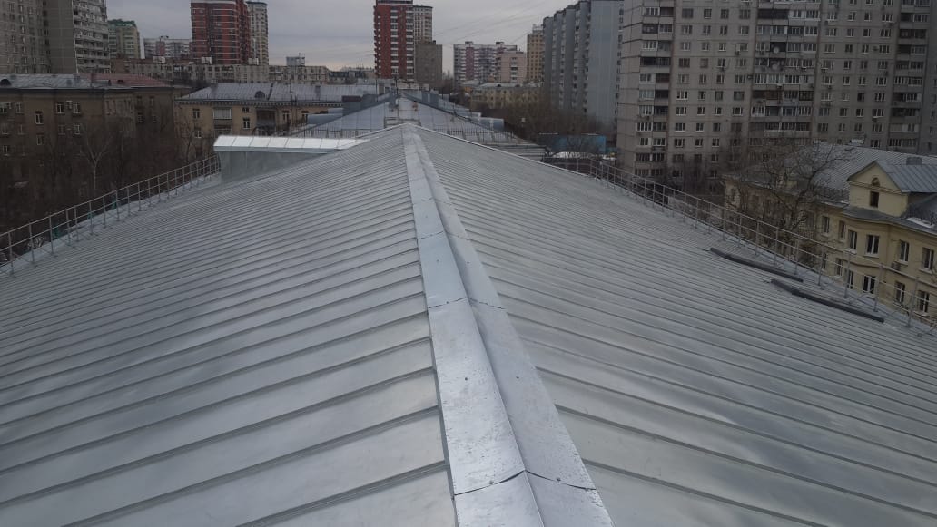 skunitru's tweet photo. Монтажные работы по 12 Парковой улице подходят к логическому финалу. Осталось закрепить вентиляционный конек и сдать работу заказчику. https://t.co/oxP8JDw8bn