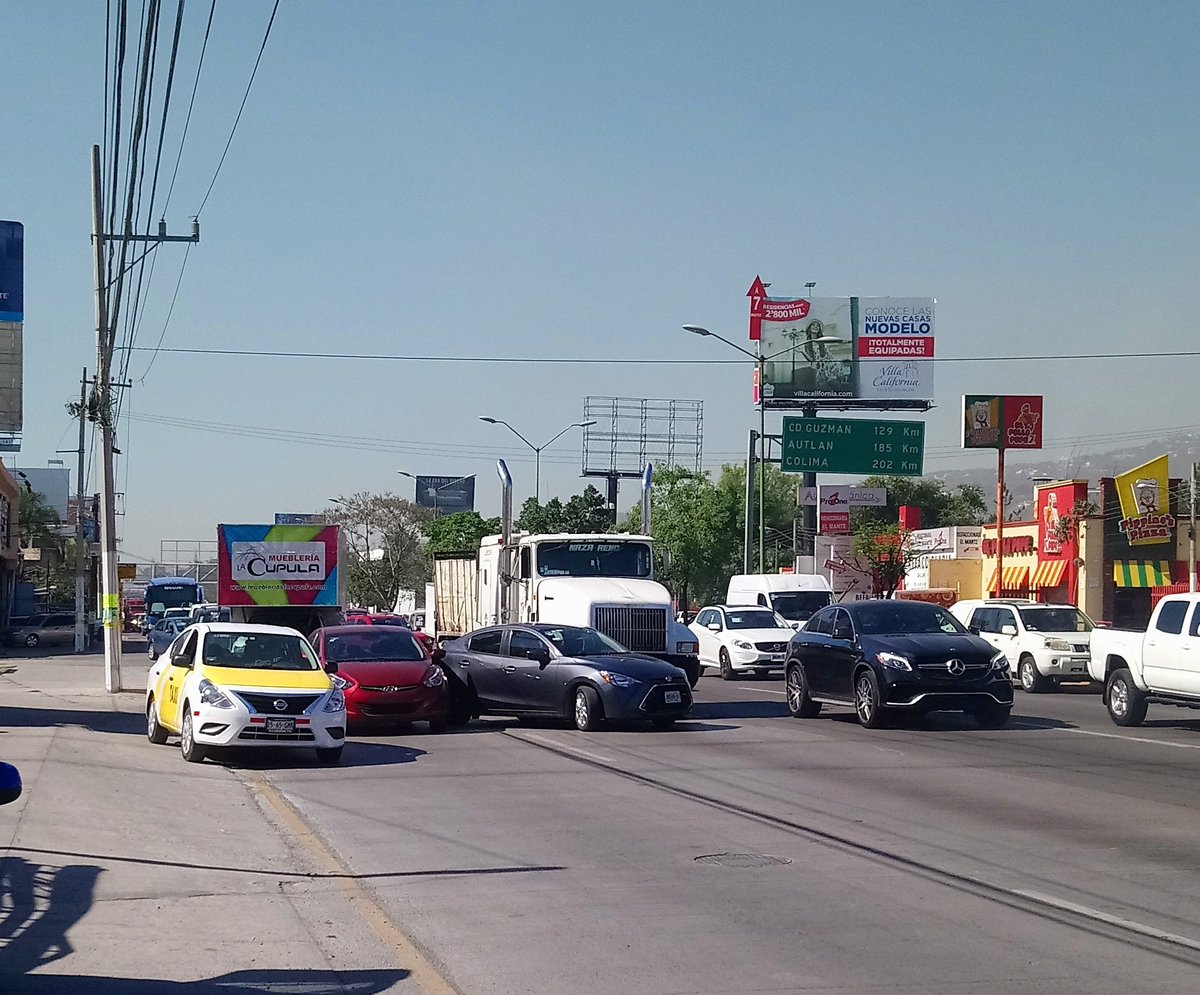 die_marques's tweet image. En Guadalajara MX, ante cualquier inconveniente vial, los vehículos deben quedarse quietos en el mismo lugar hasta que llega la aseguradora y realiza el peritaje. Todos los días se produce algún choque con la consecuente congestión. En la foto, 3 carriles de 4 obstaculizados.