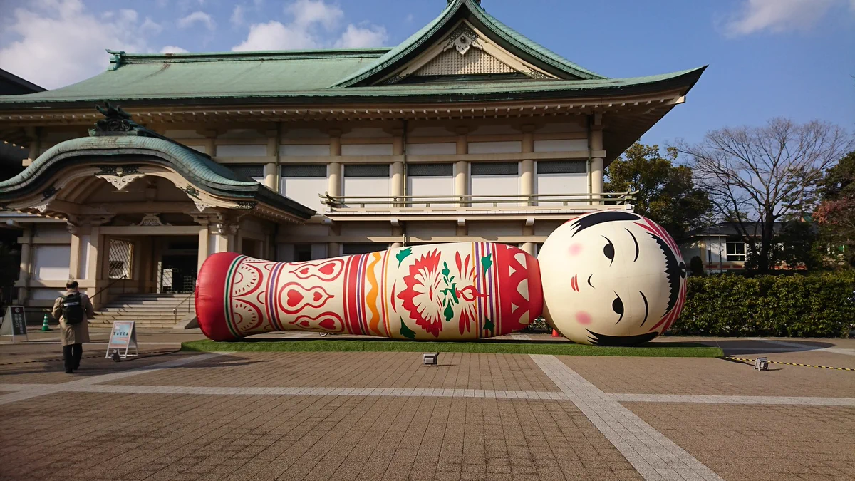 えっ！？どうしたの...美術館前に出現したこけしwwなぜそこに寝ているのかww