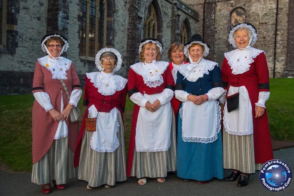 #WelshLadies outside @StDavidsCath on #StDavidDay of course!  🌼 #DyddGwylDewiHapus @ColinfromGwent and a short video by @SkycamWales vimeo.com/131104126