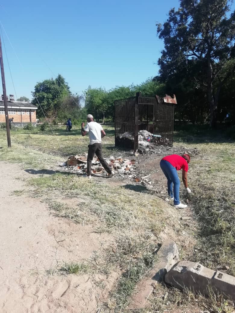 ZambezInstitute's tweet photo. Sights and views from Hwange where employees from a local supermarket have heedee the call to clean up!

#NationalCleanUpDay
#MyEnvironmentMyHome
#Vision2030 https://t.co/RentO1C2M5