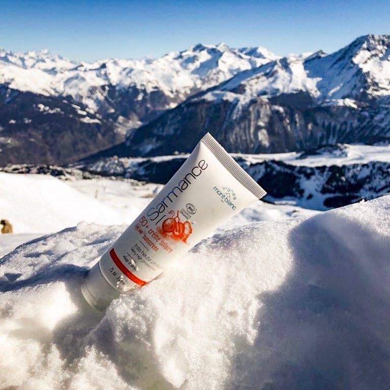 Petite interruption entre deux descentes pour vous rappeler que vous pouvez retrouver nos nouveautés solaires 100% françaises et issues de la vigne bio locale dans les boutiques de l'Aiguille du Midi à Chamonix.

#sarmance #cosmétiques #bio #chamonix #montblanc #skincare