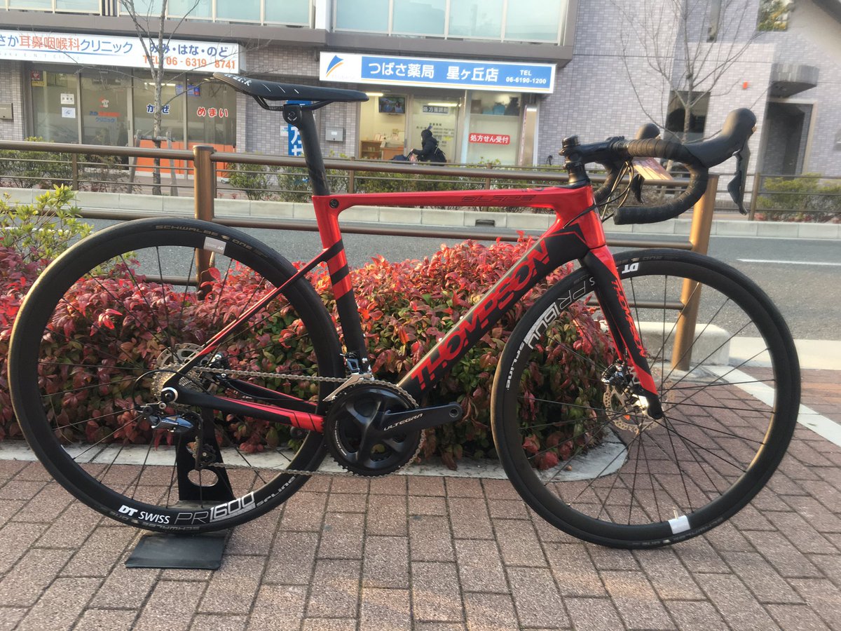 cskanzaki's tweet photo. 明日のサイクルモードに出展されるトンプソンの新型ディスクロードのブレードがやって来ました^ ^
明日のサイクルモードで乗れます、綺麗なキャンディーレッドです^ ^
https://t.co/3XDQv3Mfab
#Thompsonbikes
#トンプソン https://t.co/wSUd6rV2J9
