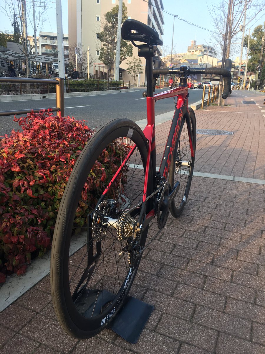 cskanzaki's tweet photo. 明日のサイクルモードに出展されるトンプソンの新型ディスクロードのブレードがやって来ました^ ^
明日のサイクルモードで乗れます、綺麗なキャンディーレッドです^ ^
https://t.co/3XDQv3Mfab
#Thompsonbikes
#トンプソン https://t.co/wSUd6rV2J9