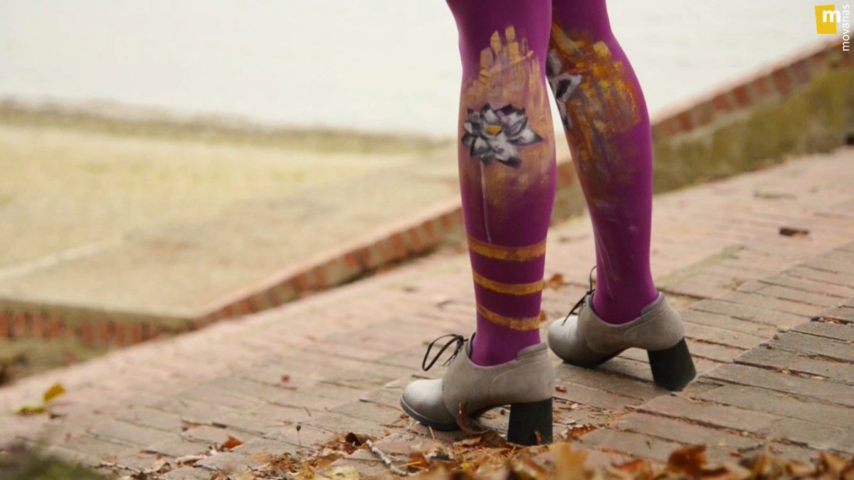 MovanasDesign's tweet photo. Blooming in Violet Tone Hand-painted Tights 😍💕🌸💜 #movanas #tights #stockings #pantyhose #hosiery #handpainted #unique #art #fashion #violet #flower #lotus #lily #golden https://t.co/Lvfg8fGfKX