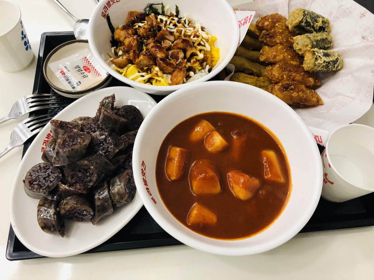 안암 로라방앗간
아마 체인점인듯? 직접 뽑은 떡을 사용한다고 한다 가래떡이 쫀득쫀득해서 좋았음 소스 맛은 음....신전을 좀 더 달게 하고 묽게 만든 맛? 뭔가 맛이 약하단 인상이 있었음 튀김은 신전처럼 오뎅 만두 김말이 주던데 그럭저럭 괜찮았고 순대는 별로... 치킨마요 컵밥이 맛났음