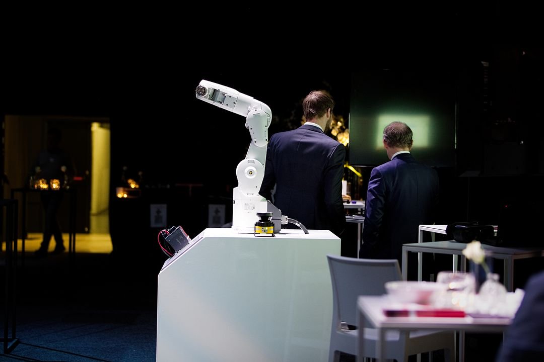 MitsubishiFAEU's tweet photo. We were happy to join the Oracle Cloud Day in Brussels, Belgium last week. A big thank you to the Oracle team for inviting us and to the visitors for their lively interest. #OracleCloudDayBE #Robotics #SmartFactory #Industry40 https://t.co/WRThQl2RZy