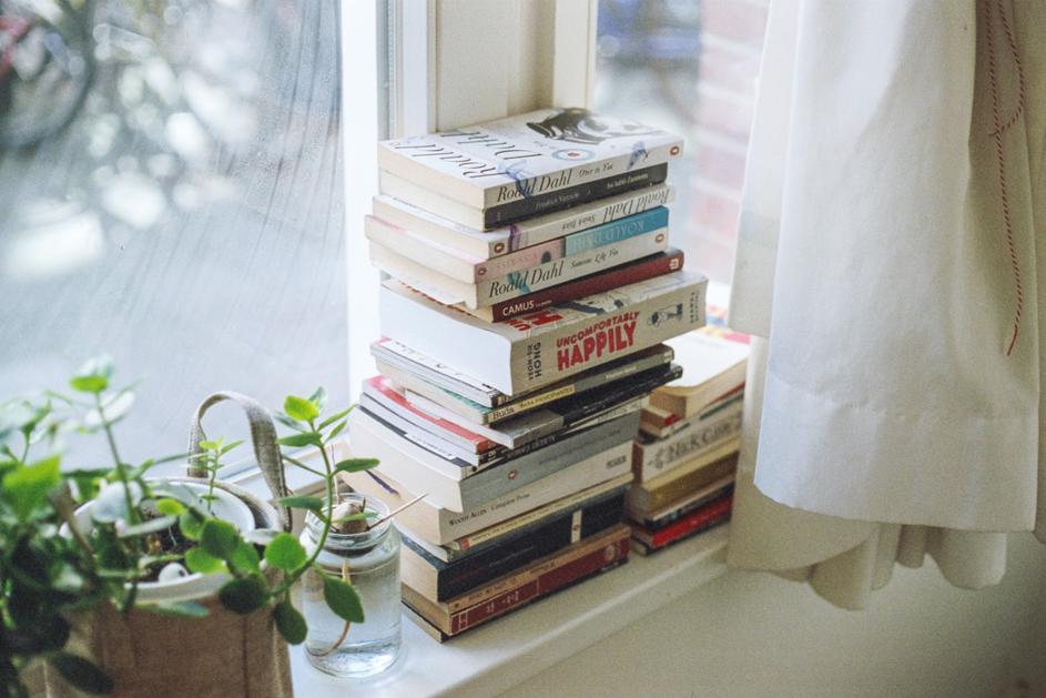 MySoPlus's tweet photo. #TBT Ils vous inspirent, vous adorez les lire et les tenir entre vos mains. Ne les enfermez plus dans vos placards, empilez-les et imprégnez votre espace de vos livres. https://t.co/SHWEgwQYcq