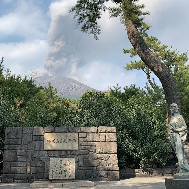 女性マジシャン荒木巴 花の命は短くて 苦しきことのみ多かりき 林芙美子 文学碑 桜島 九州前乗り 命短し恋せよ少女の方が好き T Co Adkzerzraa T Co Pkfmp9obpc Twitter