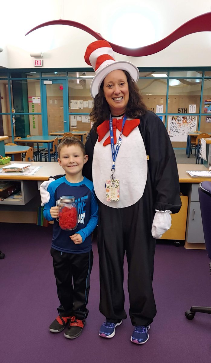 SunmanEl's tweet photo. 🇺🇸📚 #ReadAcrossAmerica is off to a great start! 📚🇺🇸
#OneFishTwoFish
#EstimationJar
#CatandHatDay
#HowMuchWeCanGrow https://t.co/joNx1D1w7S