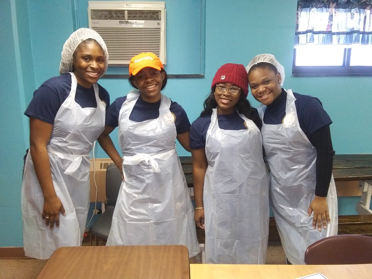 MOWSyracuse's tweet photo. @MOWSyracuse thanks @CuseNAACP for volunteering in our kitchen today. Thanks for your support. #letsdolunch #community #mealsonwheelsofsyracuse https://t.co/XT2XqL22KI
