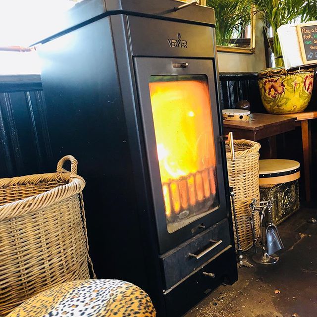 billyritchie's tweet image. #relax #strichen #fireplace #reading #baconroll #coffee 😁