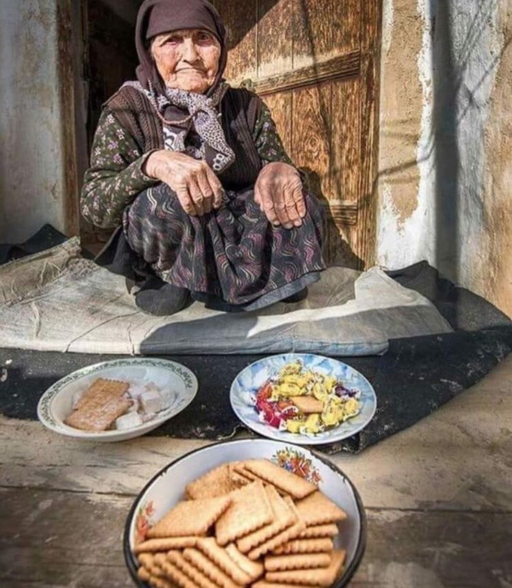 iyiTriloji's tweet photo. Sobasına odun atmadan önce odunu iki kere kovanın kenarına vuran teyzeye ‘neden böyle yapıyorsun’ diye sorduğumda ‘böcek falan varsa düşsün, yanmasın oğlum’ dedi..

Hayvanlara eziyet edenlere duyurulur
Nereden nereye geldik... https://t.co/az3W1bK5yH