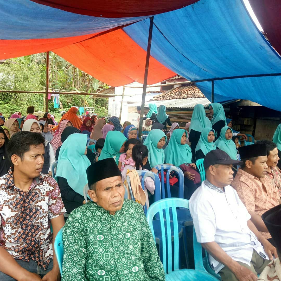 aziz_on7's tweet photo. Ibu Nurul Hidayah Supriati sekaligus Caleg Provinsi Jawa Tengah dari PPP dapil Kab Purbalingga, Kab Banjarnegara. Kab Kebumen Nomor Urut 1 Bersilaturahmi dan Sosialisasi Pemilu 2019 Di Rumah Bapak Tuheri desa Gunung Wuled Rt 01 RW 5  Rembang...purbalingga

#2019nurulhidayah https://t.co/eDPuWp4jQH