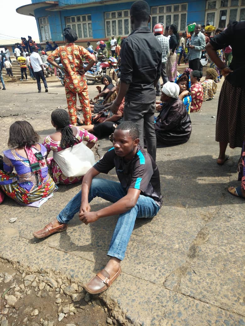 Elie_Fikiri's tweet photo. Monsieur #BILUBI, maire de #Bukavu doit comprendre que le temps de réprimer les manifestations pacifiques est révolu. Il a sûrement bcp à faire que de disperser violemment les paisibles vendeurs des souliers qui réclamaient un espace pour l'étalage de leurs marchandises ce matin. https://t.co/pEdZXl3mwP