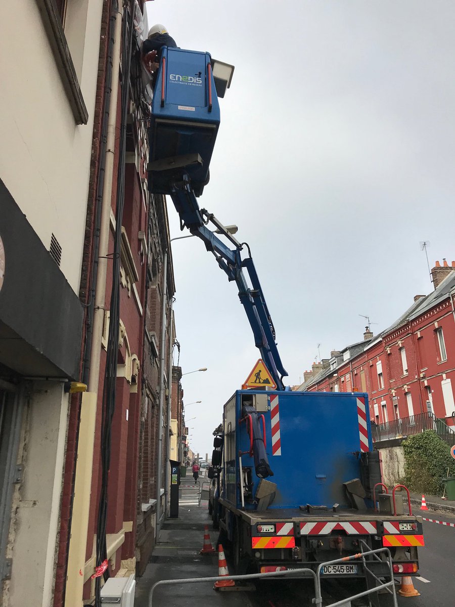 jl_genty's tweet image. Ce matin ⁦@enedis_picardie⁩ travaille à ⁦@AmiensMetropole⁩ pour améliorer le réseau et éviter les pannes. #service_public