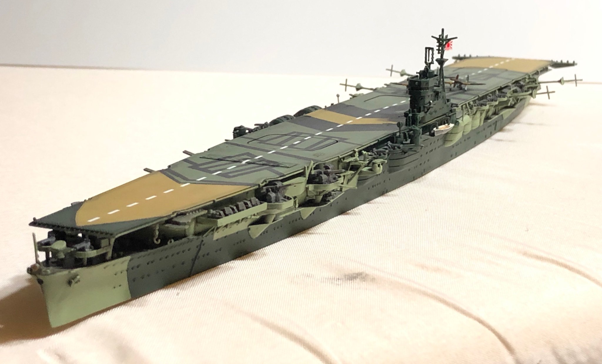 Abrams1991 架空艦 空母飛龍1945完成しました 作画ミスで左右反転した雲龍型みたいな感じになりました 無線楼も上手く稼働できるようになったので満足 壊れないとは言っていない