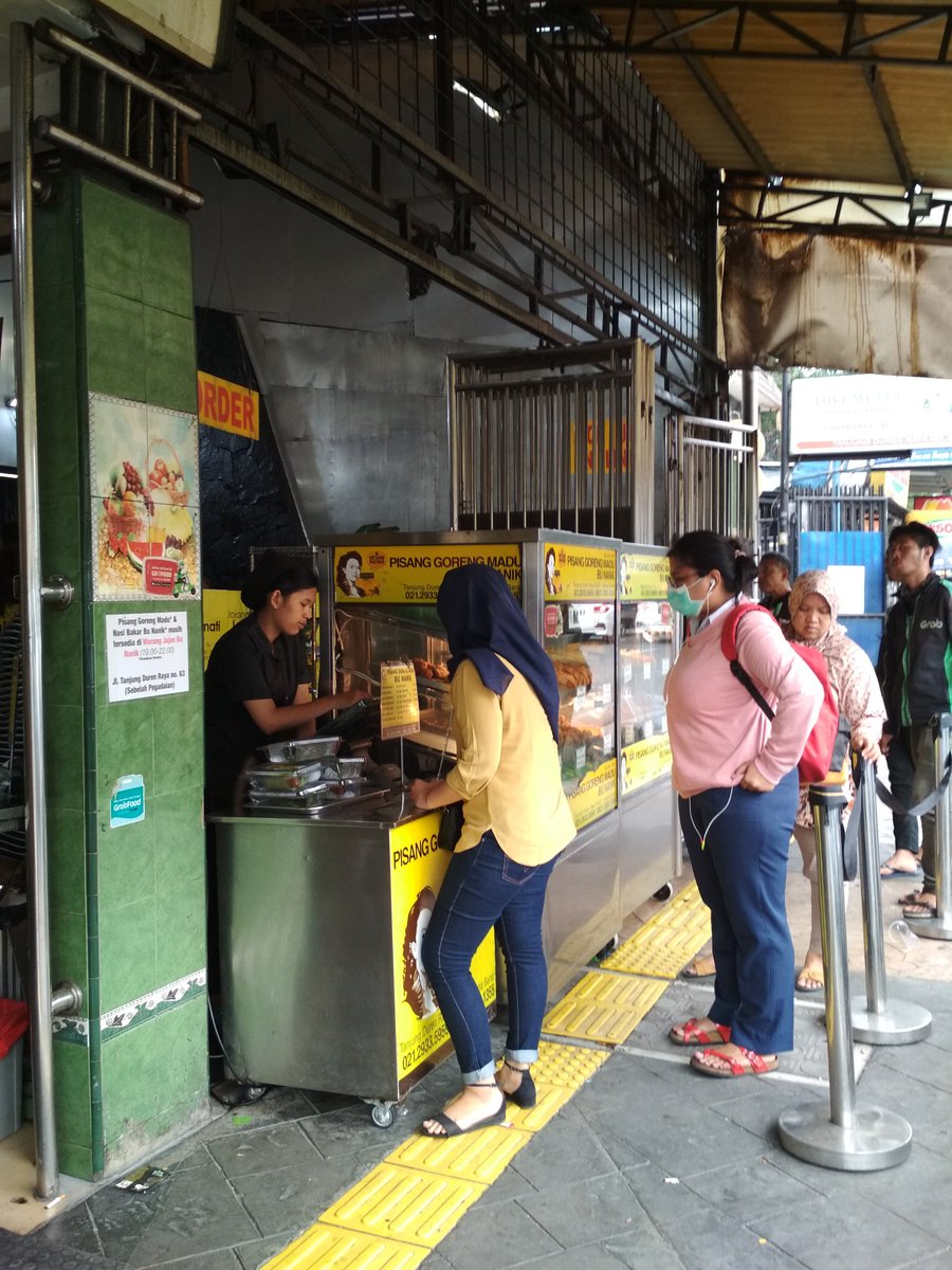 ikasoewadji's tweet image. Ngerasain juga gmn ngantri beli pisgor Bu Nanik #kulinerjakarta #pisgor