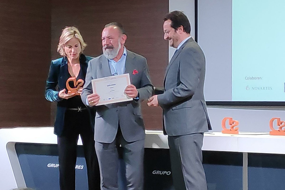 GineEGOM's tweet photo. Begona @gomez_begona , Directora de Comunicación de Novartis @NovartisSpain entrega el Premio al mejor de Blog de Salud al Dr. @ManuelMarcosFer en los III #PremiosSaluDigital del @GrupoMediforum https://t.co/BFCXkVoQQc