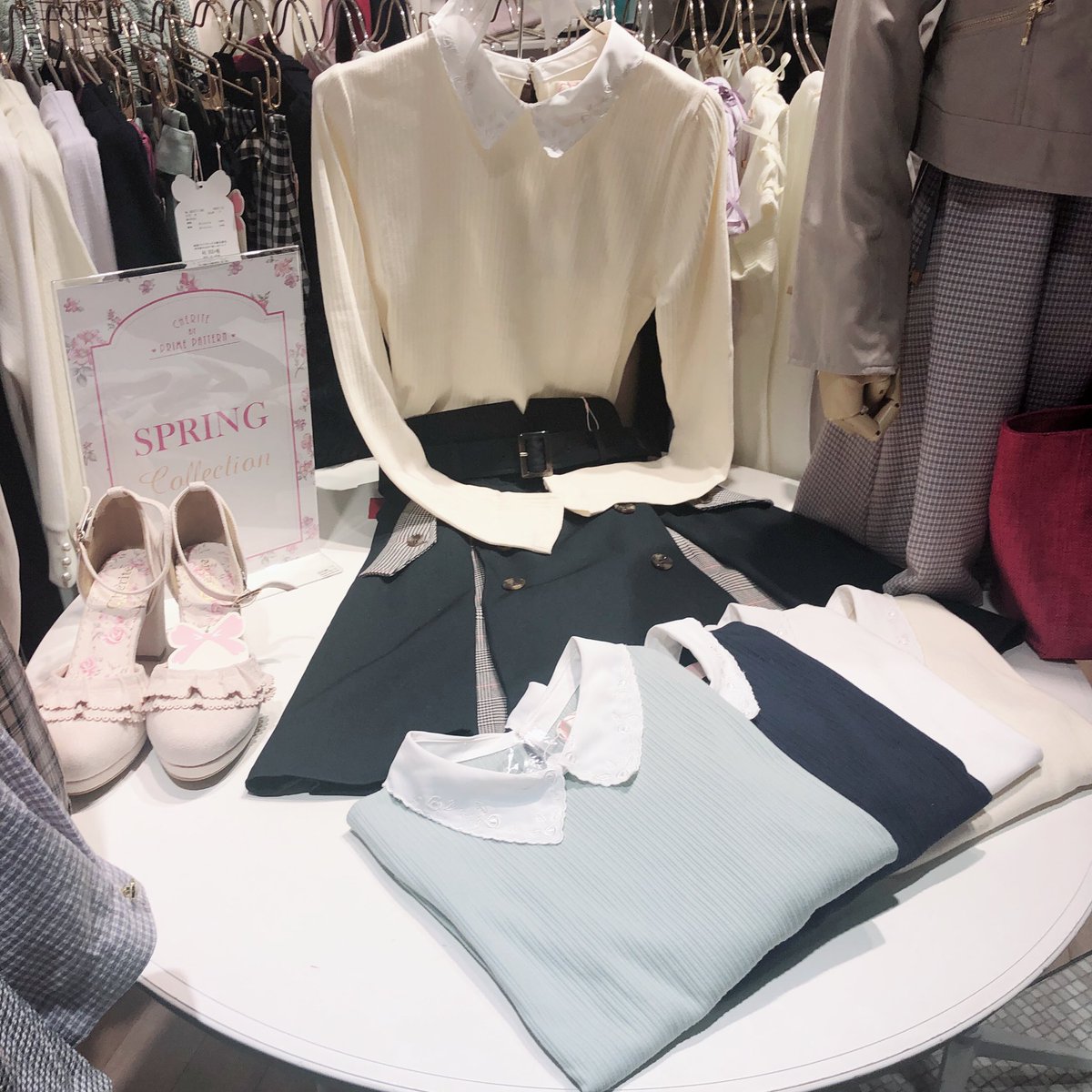 SHIBUYA109NET's tweet photo. #Cherite の新作アイテム💕
着まわし抜群のシンプルなトップスや
ネック周りに花モチーフのビジューが
ついたトップスなど可愛いくて上品な
アイテムがたくさんあったよ💓 https://t.co/ApeDu66sbJ