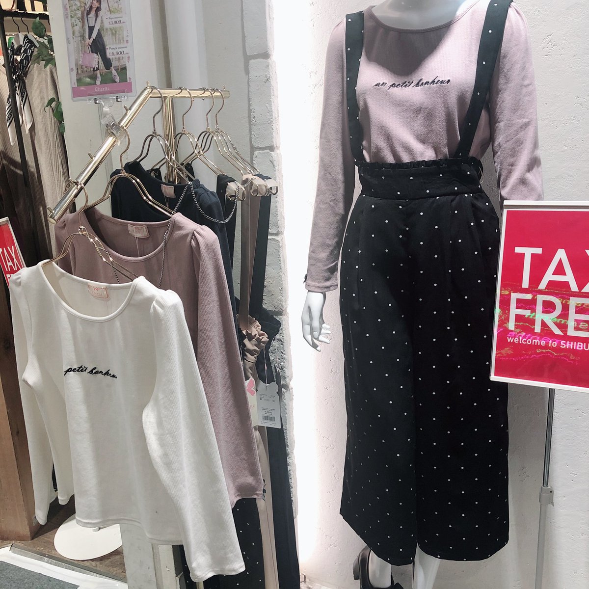 SHIBUYA109NET's tweet photo. #Cherite の新作アイテム💕
着まわし抜群のシンプルなトップスや
ネック周りに花モチーフのビジューが
ついたトップスなど可愛いくて上品な
アイテムがたくさんあったよ💓 https://t.co/ApeDu66sbJ