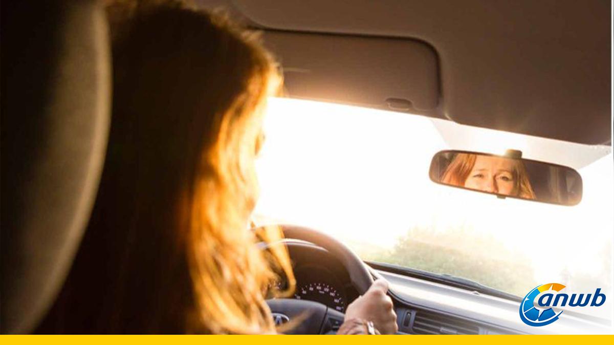 ANWB's tweet image. De zonsopkomst en -ondergang kunnen prachtig zijn, maar ronduit gevaarlijk in het verkeer. Bij laagstaande zon gebeuren er veel meer ongelukken. Wat kun je doen om toch veilig op weg te gaan? bit.ly/2qCRqON