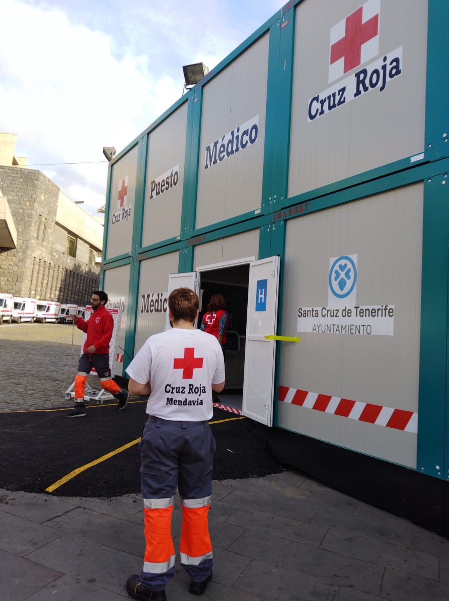 CREMendavia's tweet photo. Dos voluntarios de nuestra asamblea se encuentran nuestros días echando una mano a los compañeros de Santa Cruz de Tenerife, con motivo de sus carnavales https://t.co/fGRRu5h9w9