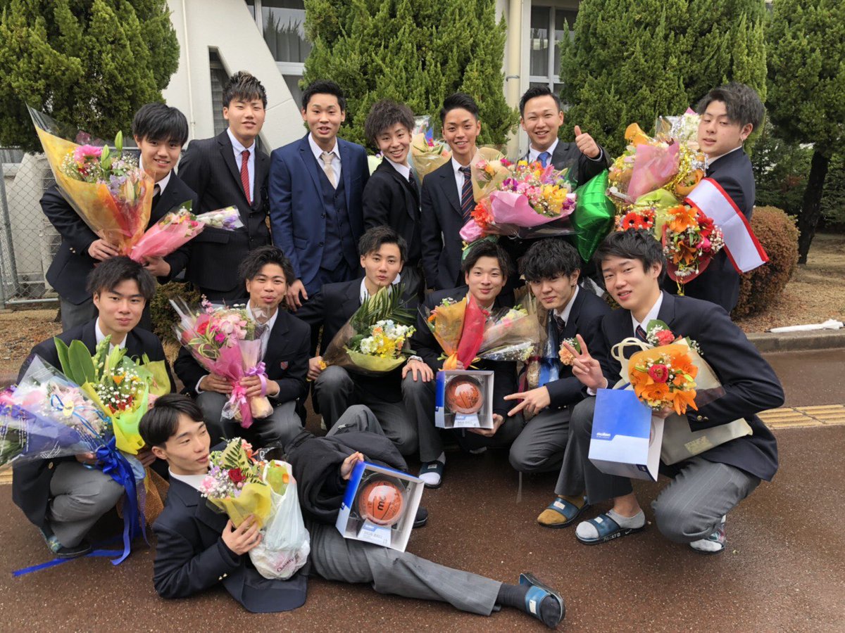 1130towa2000's tweet photo. 枚岡樟風無事卒業できました💐

3年間色々ありすぎて全部が思い出
食堂メンバーや先輩や色んな人達に恵まれてよかった❗️

もー食堂でみんな揃って昼飯食べられへんのは寂しいな😭😭

ほんまに楽しかった！最高の高校生活ありがと❗️また集まろ！大好き😘 https://t.co/DVPv0LBQMG