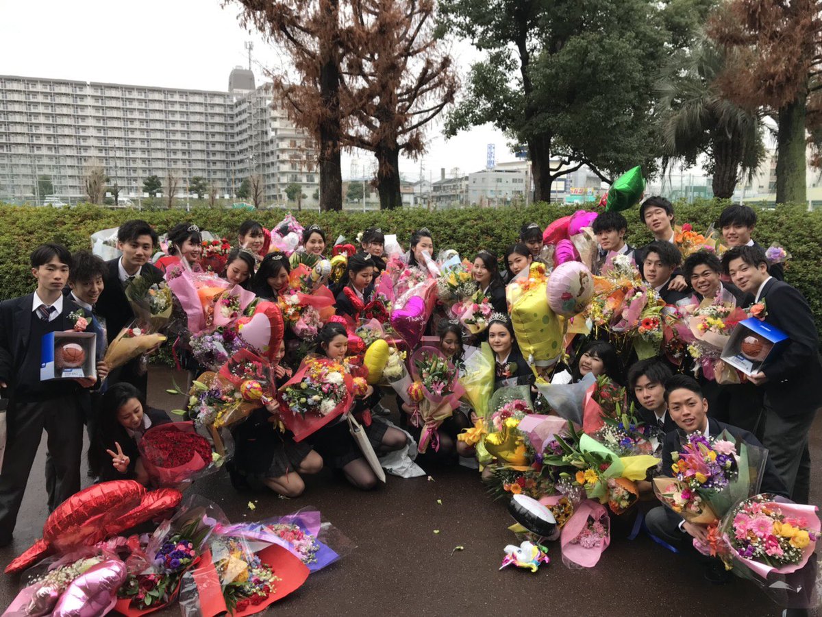 1130towa2000's tweet photo. 枚岡樟風無事卒業できました💐

3年間色々ありすぎて全部が思い出
食堂メンバーや先輩や色んな人達に恵まれてよかった❗️

もー食堂でみんな揃って昼飯食べられへんのは寂しいな😭😭

ほんまに楽しかった！最高の高校生活ありがと❗️また集まろ！大好き😘 https://t.co/DVPv0LBQMG